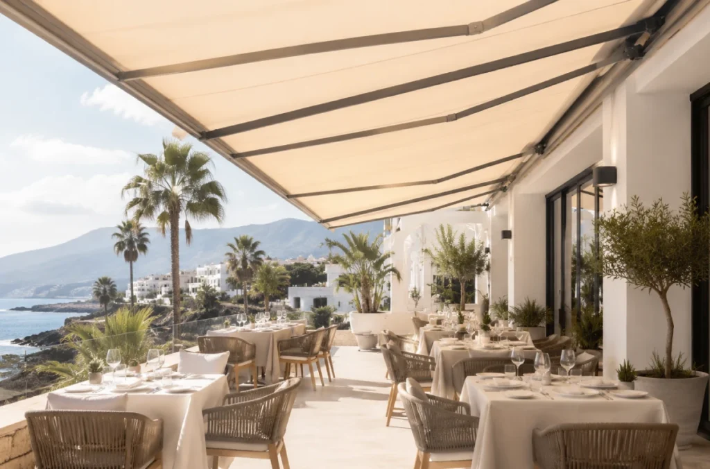 Terraza de restaurante con toldo elegante a medida en Tenerife