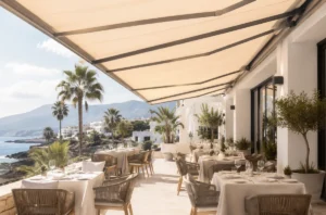 Terraza de restaurante con toldo elegante a medida en Tenerife