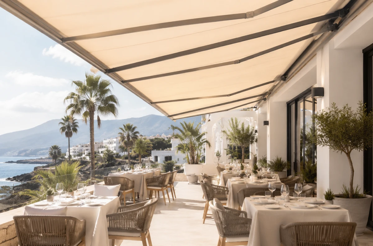 Terraza de restaurante con toldo elegante a medida en Tenerife