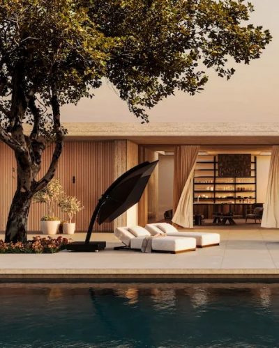 Sombrillas Tenerife. Parasol de jardín Icarus UX color negro en exterior de casa moderna con piscina