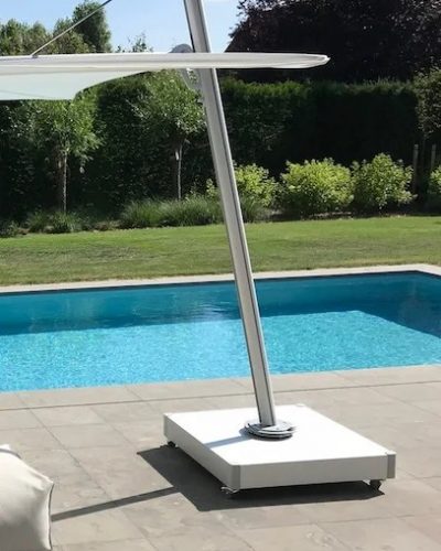 Sombrillas Tenerife. Bases de sombrilla blanca sosteniendo sombrilla