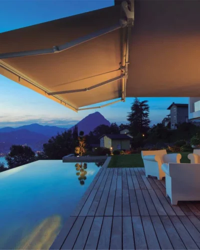 Toldos a medida. Toldo extensible en patio con piscina