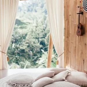 Diseño refugio emocional: detalle de luz entrando por cortinas de textura natural