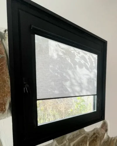 Estores Tenerife. Microlux en ventan color negro