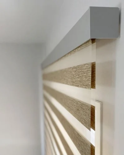 Estores Tenerife. Cortina técnica de tipo noche y dia en habitación blanca