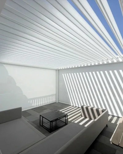 Pergolas bioclimaticas Tenerife. Patio trasero con muebles para exterior, paredes y pérgola bioclimática color blanco