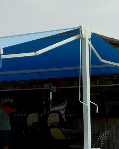 Toldos a medida. Toldo para terraza de color azul